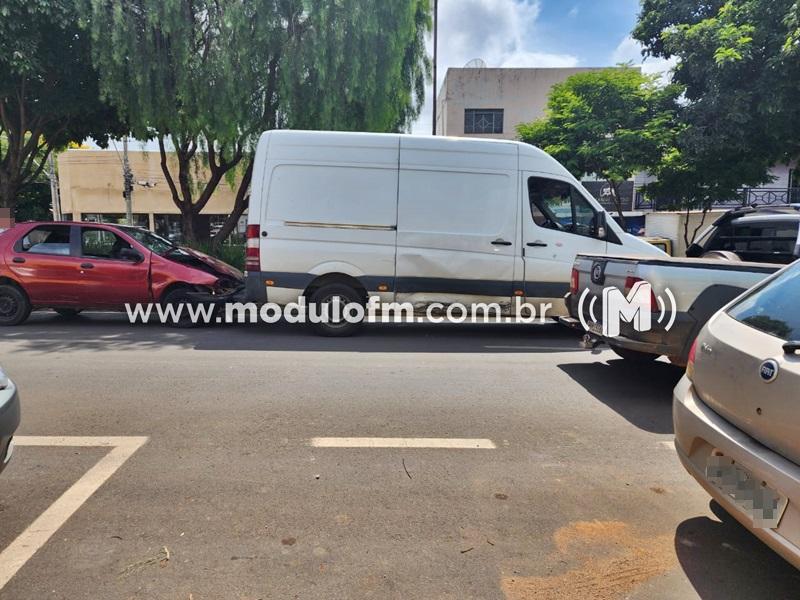 Acidente na área central deixa passageiros assustados, felizmente não houve ferimentos graves