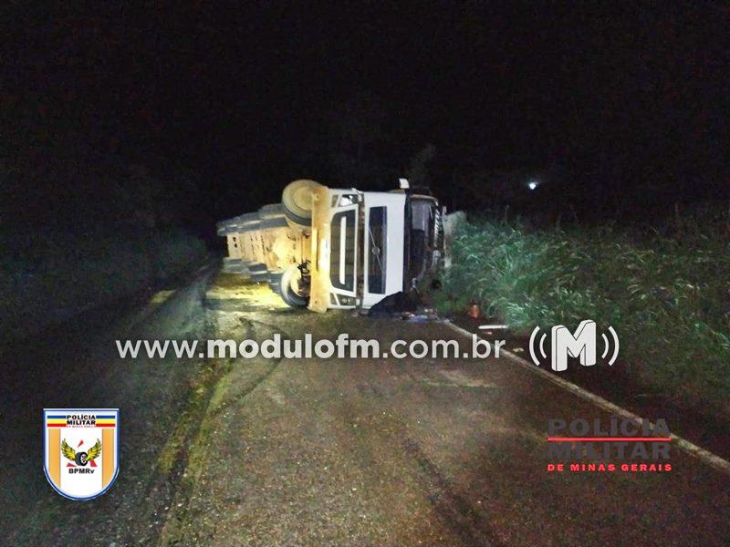 Carreta tomba e interdita parcialmente a rodovia MG-188 em Coromandel