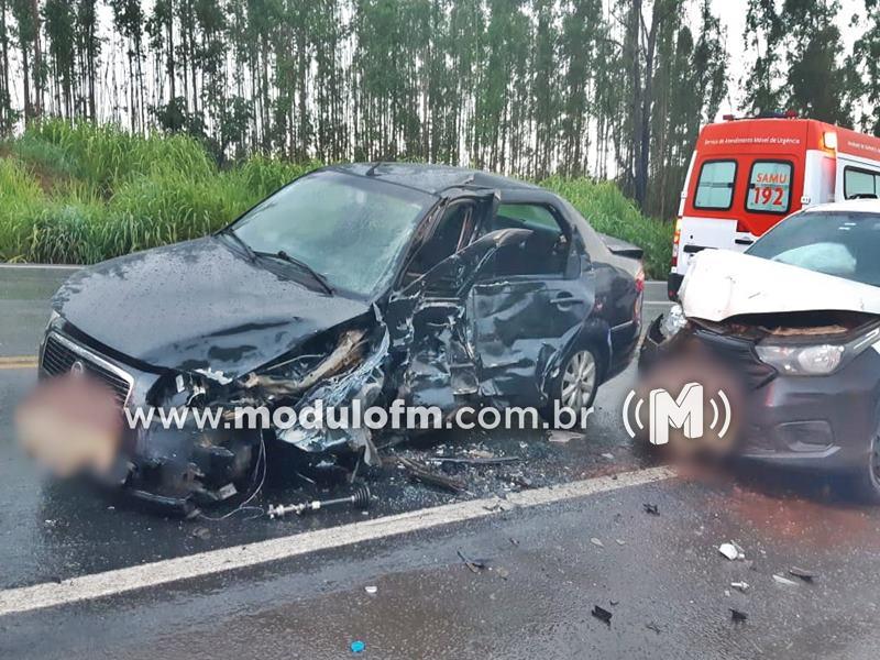 Chuva e pista molhada resultam em acidente com três veículos e cinco pessoas ficam feridas na BR-365