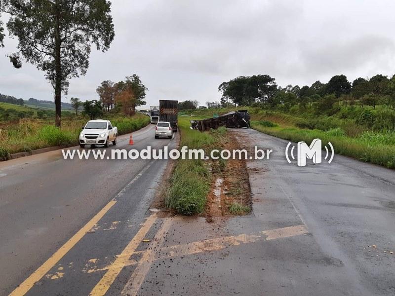 Chuva, faróis altos e falta de sinalização: Causas do acidente que bloqueou a BR-365 em Patrocínio
