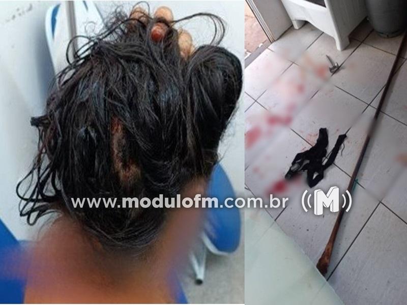Ex-companheiro não aceita término de relacionamento e ataca mulher com barra de ferro e martelo na presença dos filhos