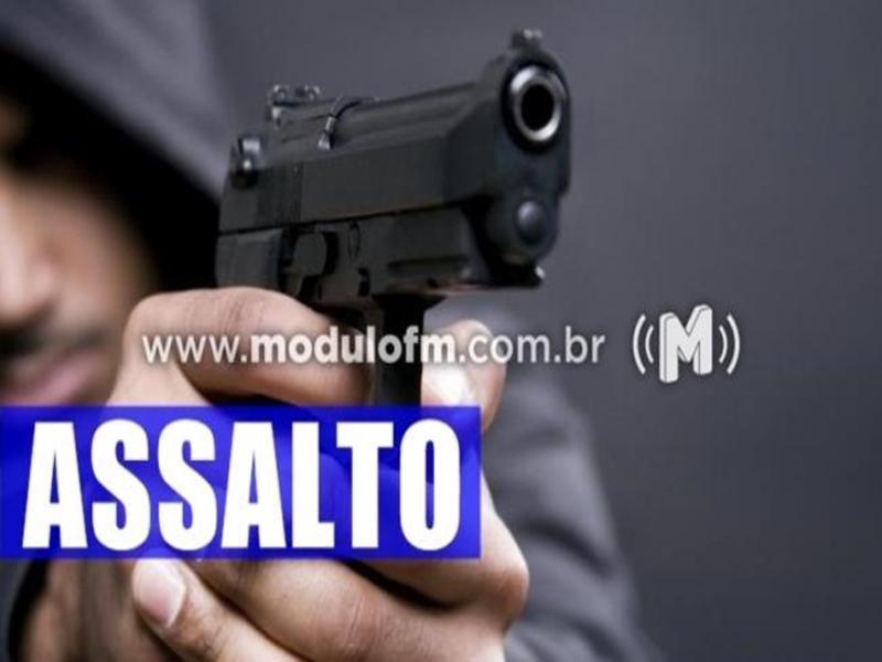 Homem é assaltado à mão armada ao voltar para casa após fechar comércio em Patrocínio; criminosos levam dinheiro e pertences pessoais