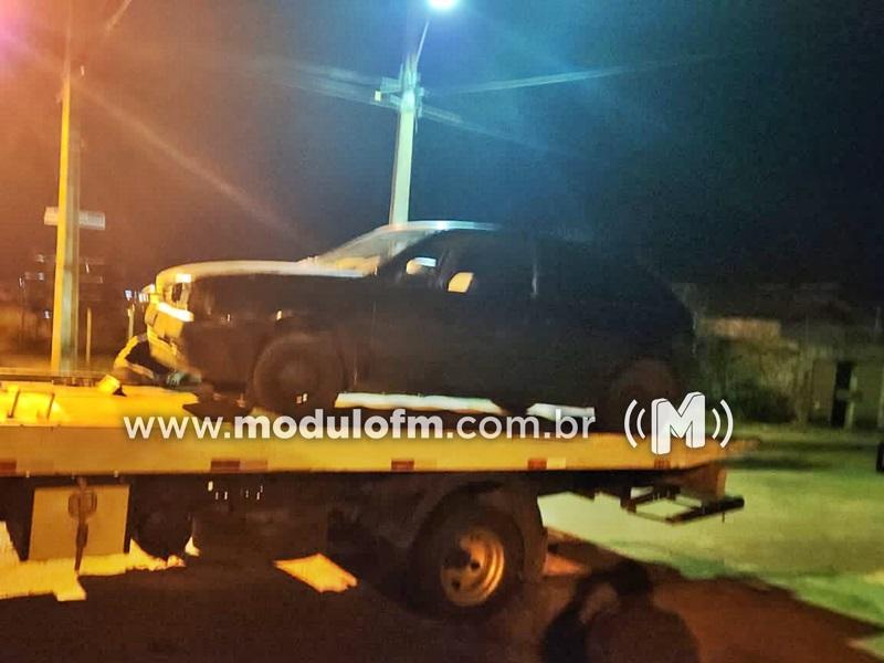 Jovem embriagado sem habilitação causa colisão e tenta fugir a pé, mas é encontrado escondido em carroceria de caminhão no bairro Nações
