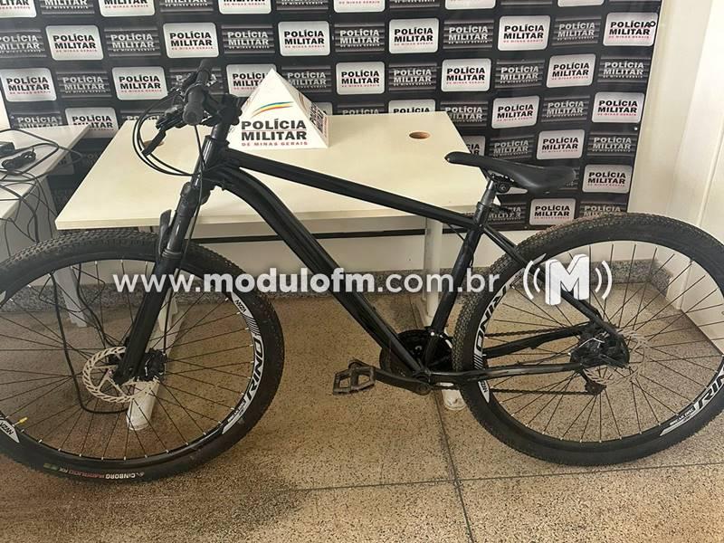 Mãe usuária de drogas é presa após arrombar porta de quarto para furtar e vender bicicleta do próprio filho em Patrocínio
