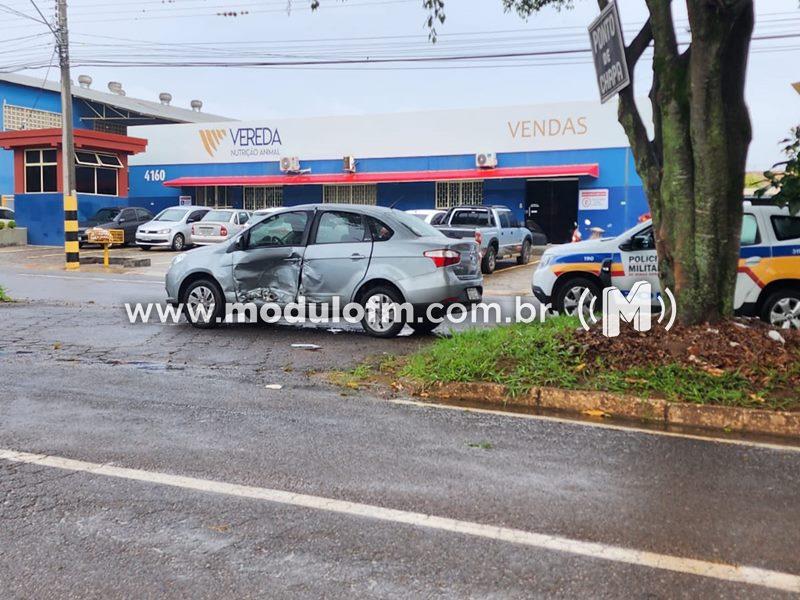 Mulher é socorrida pelo SAMU após colisão entre dois...