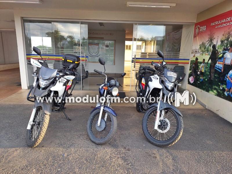 PM prende homem que transitava em motocicleta com placa adulterada