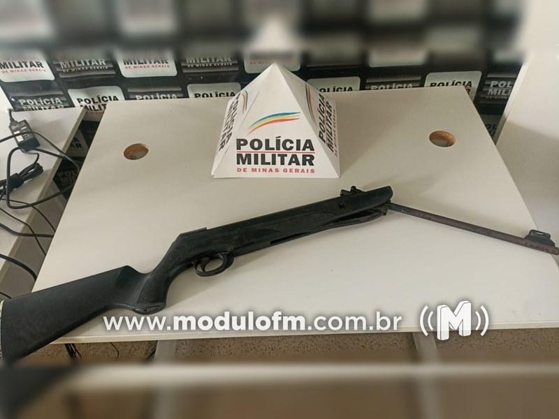 Espingarda de pressão modificada para calibre .22 é encontrada em residência e homem é preso no bairro Morada Nova