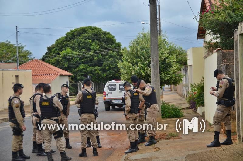 Homem de 42 anos é baleado pela polícia após confronto durante abordagem policial em Patrocínio