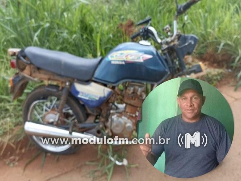 Homem morre e passageira fica ferida após perder controle de motocicleta e colidir em cerca de arame em Coromandel
