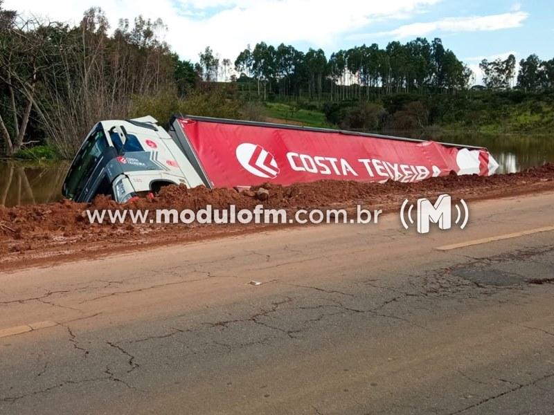 Motorista escapa ileso após carreta tombar em represa na rodovia BR-365 em Patrocínio