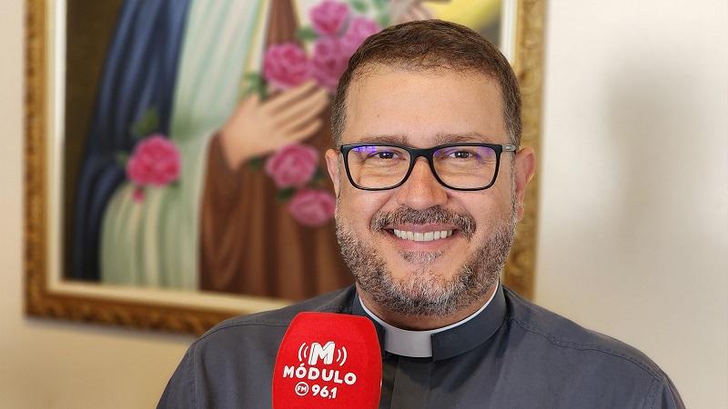 Padre Marcelo Marins assume a Paróquia Santa Terezinha em...