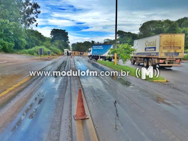 BR-365 interditada para veículos de grande porte em ambos os sentidos após tombamento de carreta entre Patos de Minas e Patrocínio