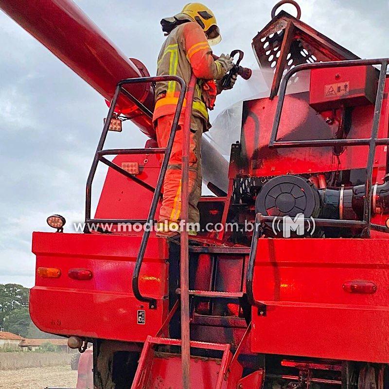 Imagem 1 do post Colheitadeira pega fogo durante colheita em lavoura de Patrocínio