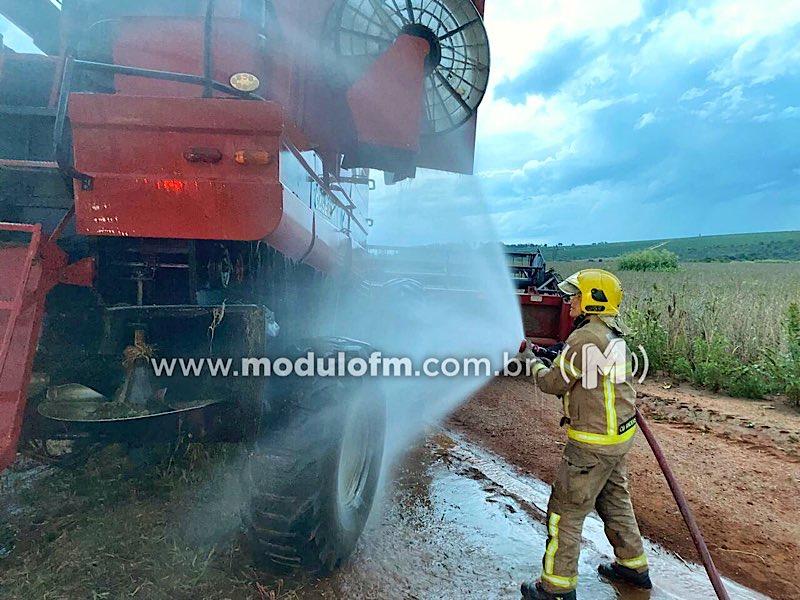 Colheitadeira pega fogo durante colheita em lavoura de Patrocínio