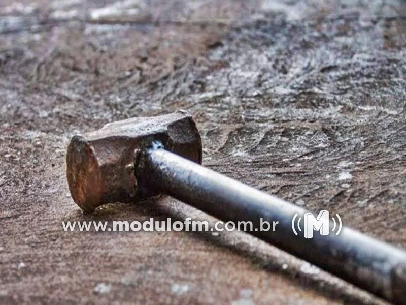 Discussão em obra de construção civil termina com agressão e martelada na cabeça em Patrocínio