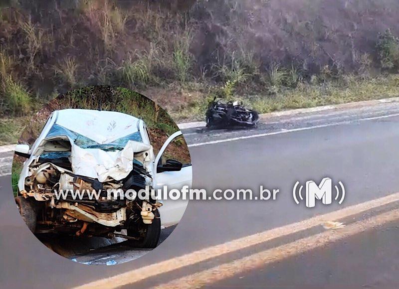 Grave acidente entre motocicleta e carro deixa dois mortos na MGC-462