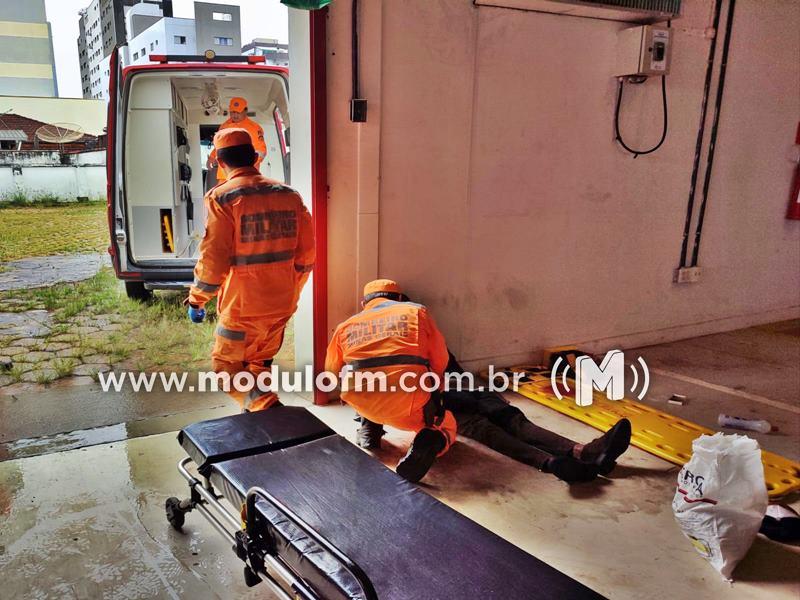 Homem é resgatado com ferimentos graves após queda em...