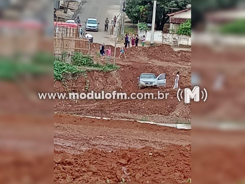 Homem sofre ferimentos após carro cair na obra de canalização do córrego Rangel em Patrocínio
