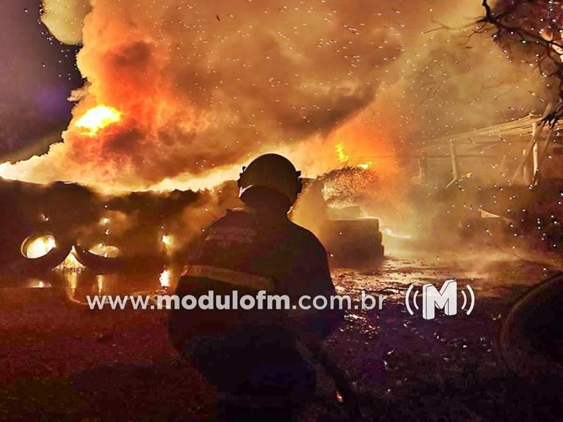 Incêndio de grandes proporções atinge depósito de pneus em...