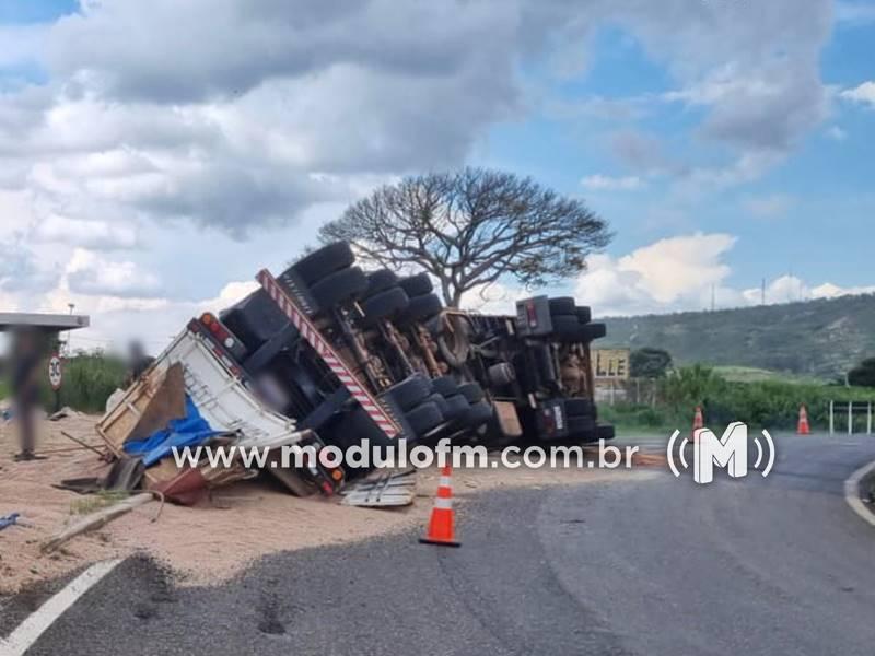 Manobra para evitar acidente resulta em tombamento de Bitrem e ferimentos ao motorista no trevo da MGC-462 com a BR-365 em Patrocínio
