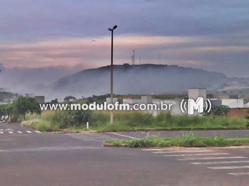 Moradores sofrem com fumaça e odor após queimadas no lixão em Patrocínio