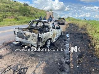 Motorista escapa ileso de carro em chamas na BR-365