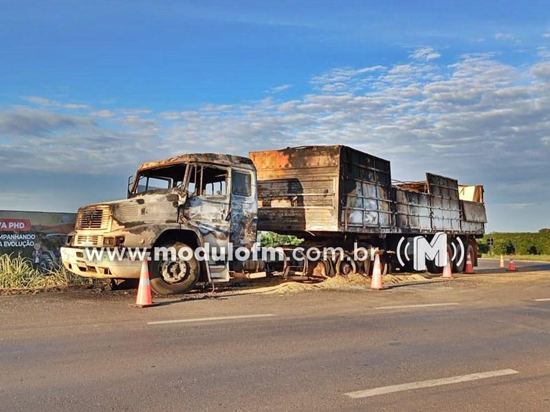 Motorista fica ferido após incêndio destruir carreta e comprometer carga de soja na BR-365 em Patrocínio