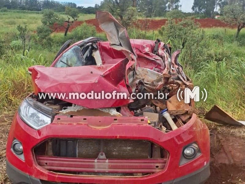 Mulher fica ferida e tem carro destruído após ser atingida por ônibus na BR-365