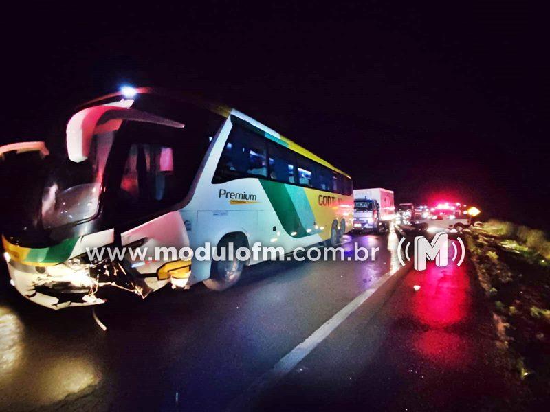 Mulher morre e idoso sofre graves ferimentos em colisão com cinco veículos na BR-365, próximo a Patrocínio