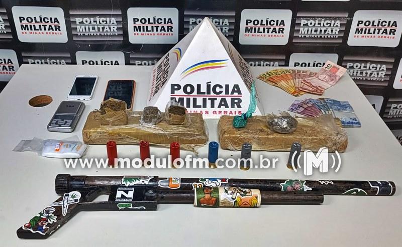 PM prende homem sob acusação de tráfico e apreende arma artesanal de alto calibre decorada com adesivos alusivos a entorpecentes em Patrocínio