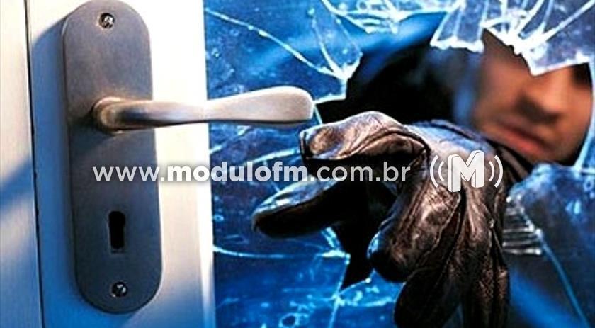 Residência é invadida por criminosos que levam televisão em Patrocínio