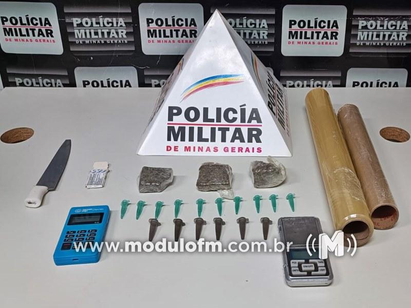 Suspeito tenta fugir, mas é preso com entorpecentes em ação policial contra o tráfico de drogas em Patrocínio