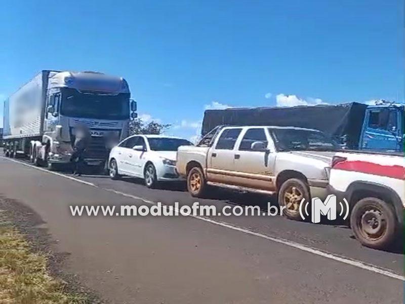 Acidente envolve carreta e três veículos devido a confusão com sinalização 'pare e siga' na BR-365