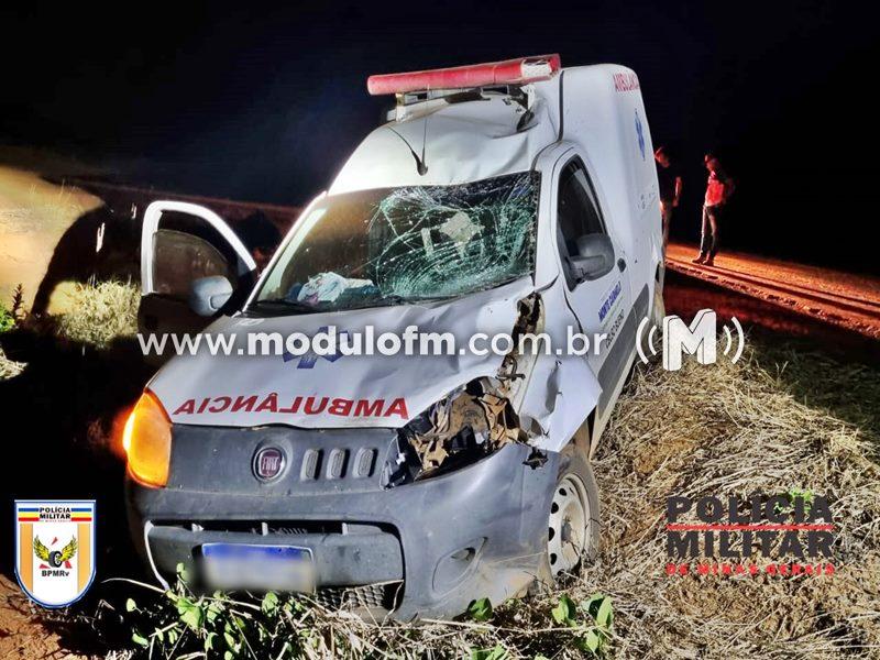 Ambulância de Monte Carmelo que levava recém-nascido se envolve em acidente ao tentar desviar de animais na pista