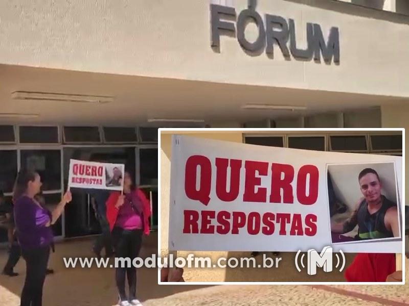 Angústia: Mãe clama por respostas na porta do Fórum por filho desaparecido há oito meses em Patrocínio