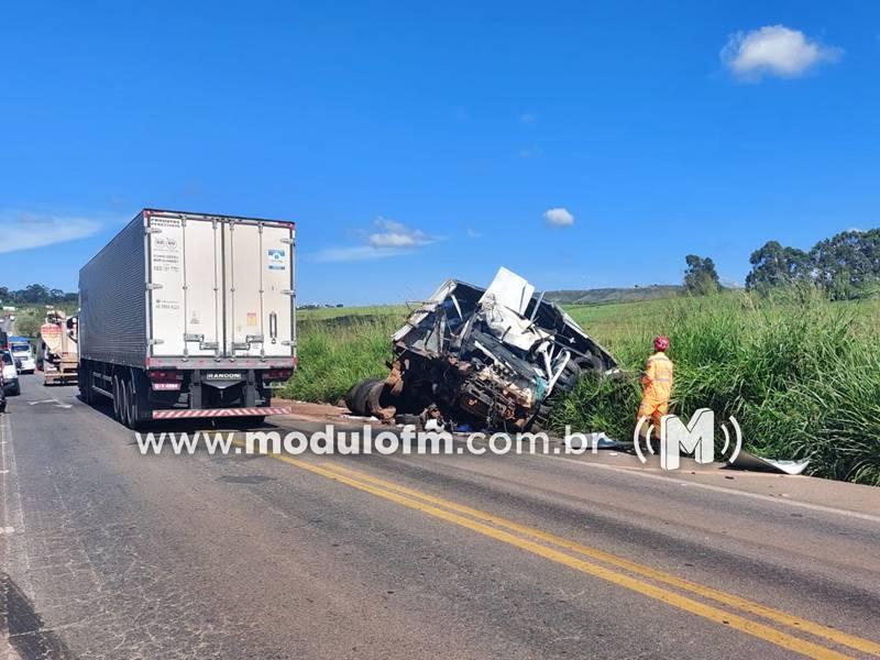 Cabine de carreta se desprende e fica destruída após colisão frontal com caminhão na BR-365 em Patrocínio