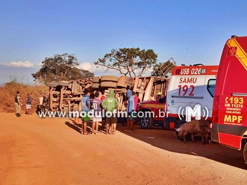Caminhão transportando suínos colide com veículo após falha nos freios na estrada de acesso ao Caixetas
