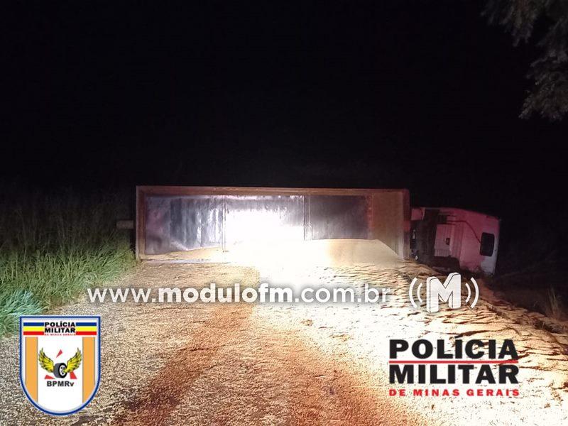 Carreta carregada de soja tomba ao desviar de animal na pista e interdita MG-188 por cerca de 5 horas
