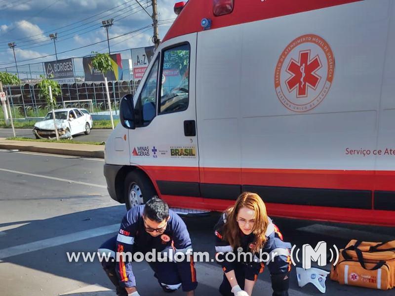 Colisão entre moto e carro deixa jovens gravemente feridos em Patrocínio