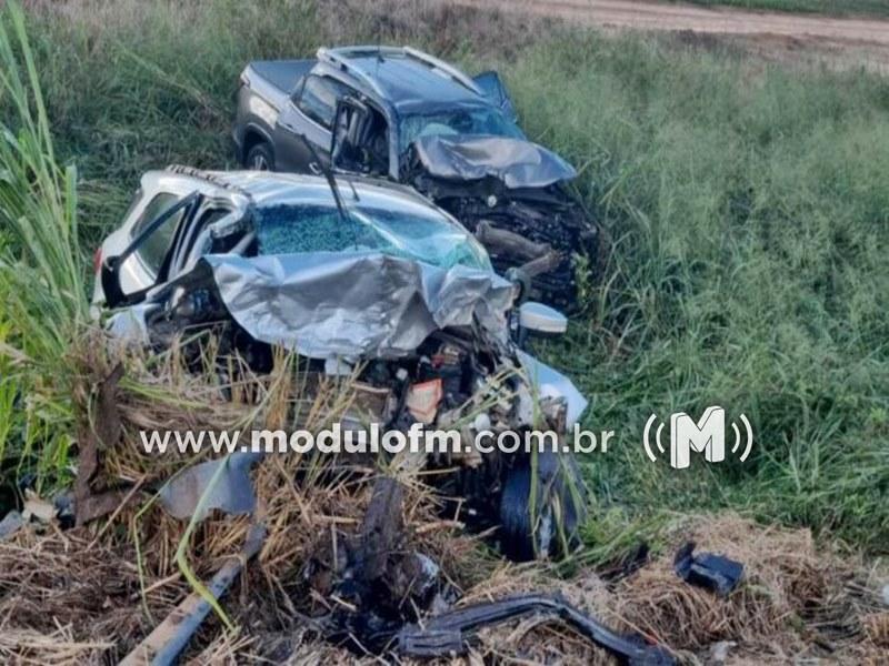 Colisão frontal deixa dois mortos e três feridos na BR-365