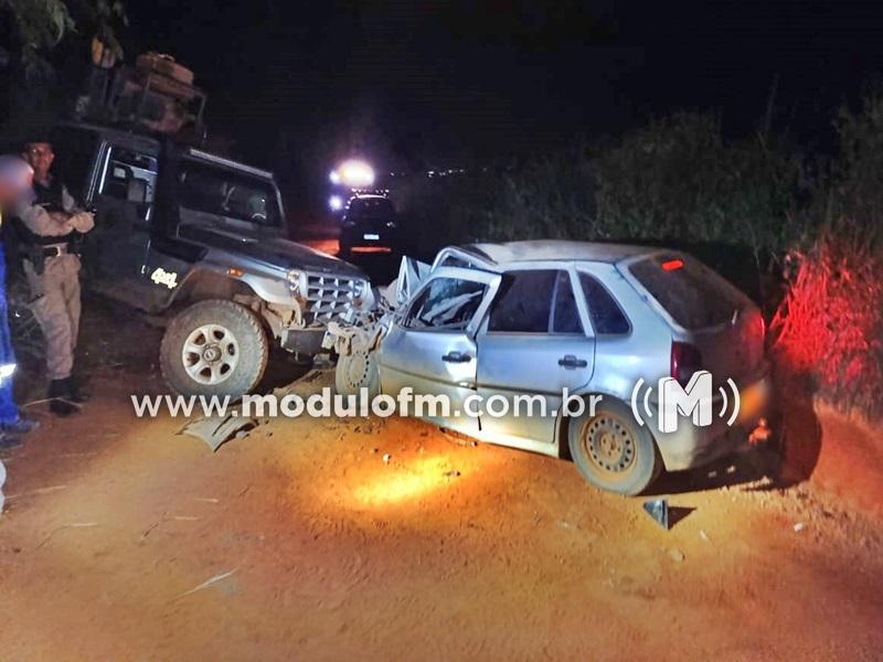Duas pessoas ficam gravemente feridas após colisão frontal entre veículos próximo a Boqueirão em Patrocínio