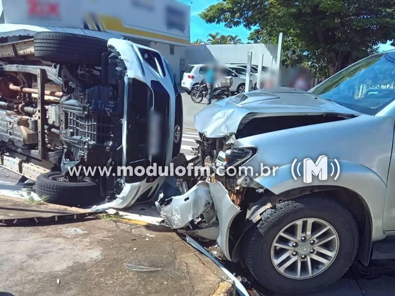 Grave acidente entre duas Hilux SW4 deixa mulher ferida em Patrocínio