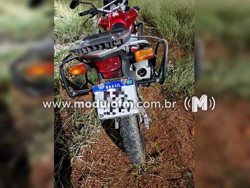 Jovem de 18 anos é flagrado realizando manobras arriscadas de moto nas proximidades da Praça Honorato Borges