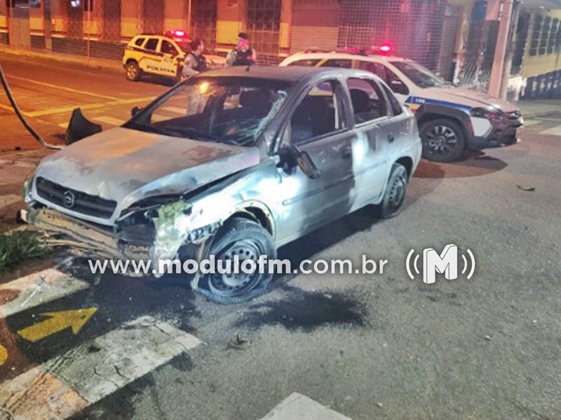 Sem habilitação e possivelmente alcoolizado, jovem capota carro após ser fechado por veículo no centro de Patrocinio
