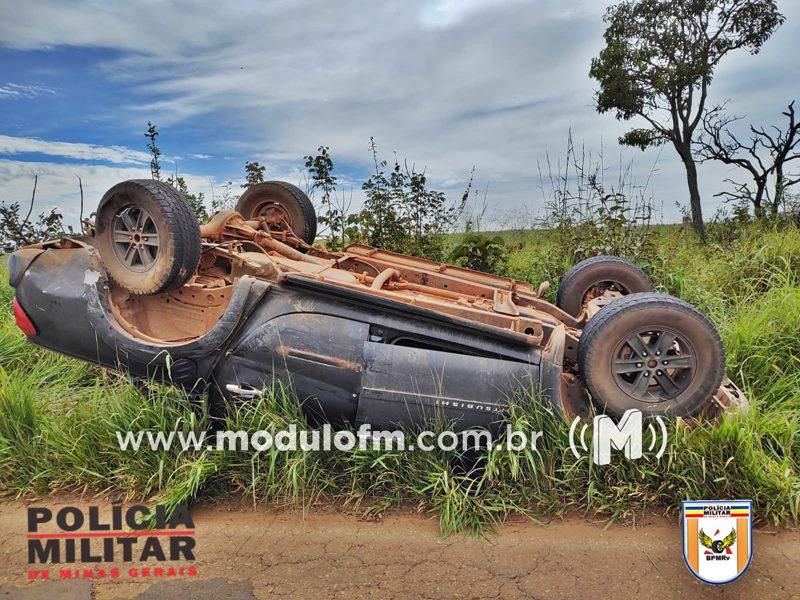 Veículo invade contramão, colide com caminhonete que capota e deixa uma mulher ferida na MG-188