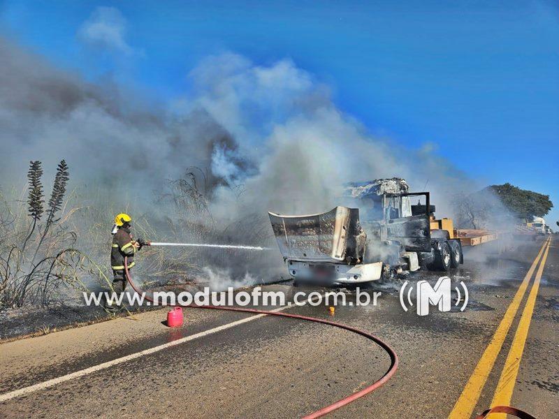 Carreta fica destruída após incêndio provocado por curto-circuito na MG-230 em Patrocínio