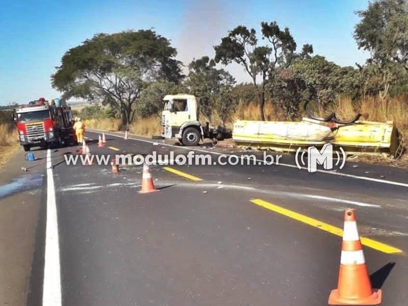 Grave acidente com carreta de combustível interdita trânsito na BR-365 entre Patrocínio e Uberlândia