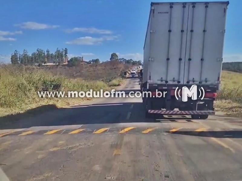 Novos redutores de velocidade na BR-365 provocam acidentes; condutores criticam falta de sinalização adequada