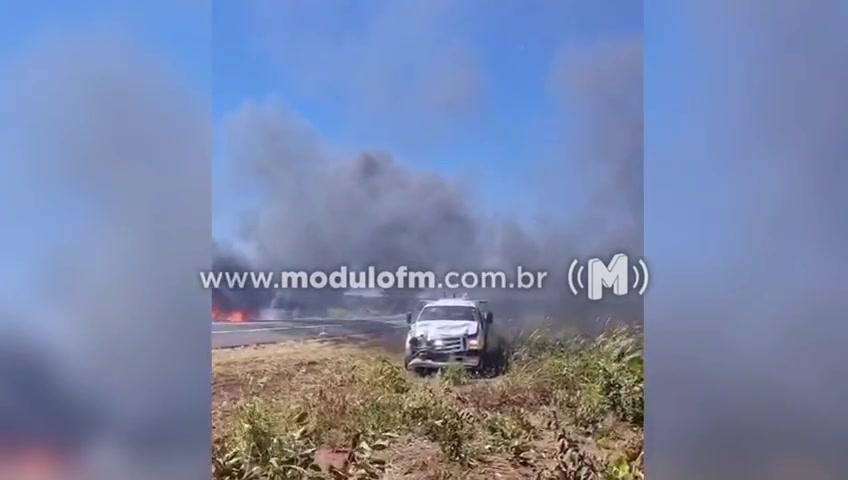 Queimada provoca engavetamento de quatro veículos e motorista se revolta com atendimento da concessionária EPR Triângulo na BR-365