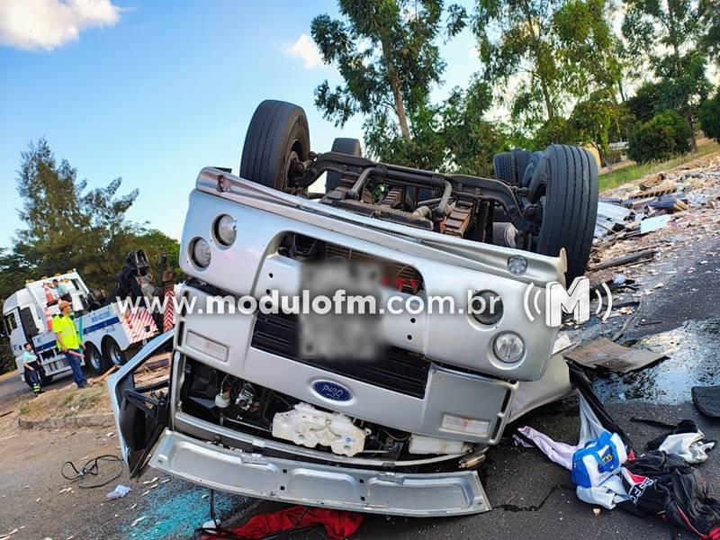 Caminhão carregado de telhas tomba e motorista fica gravemente ferido na MG-190 em Romaria